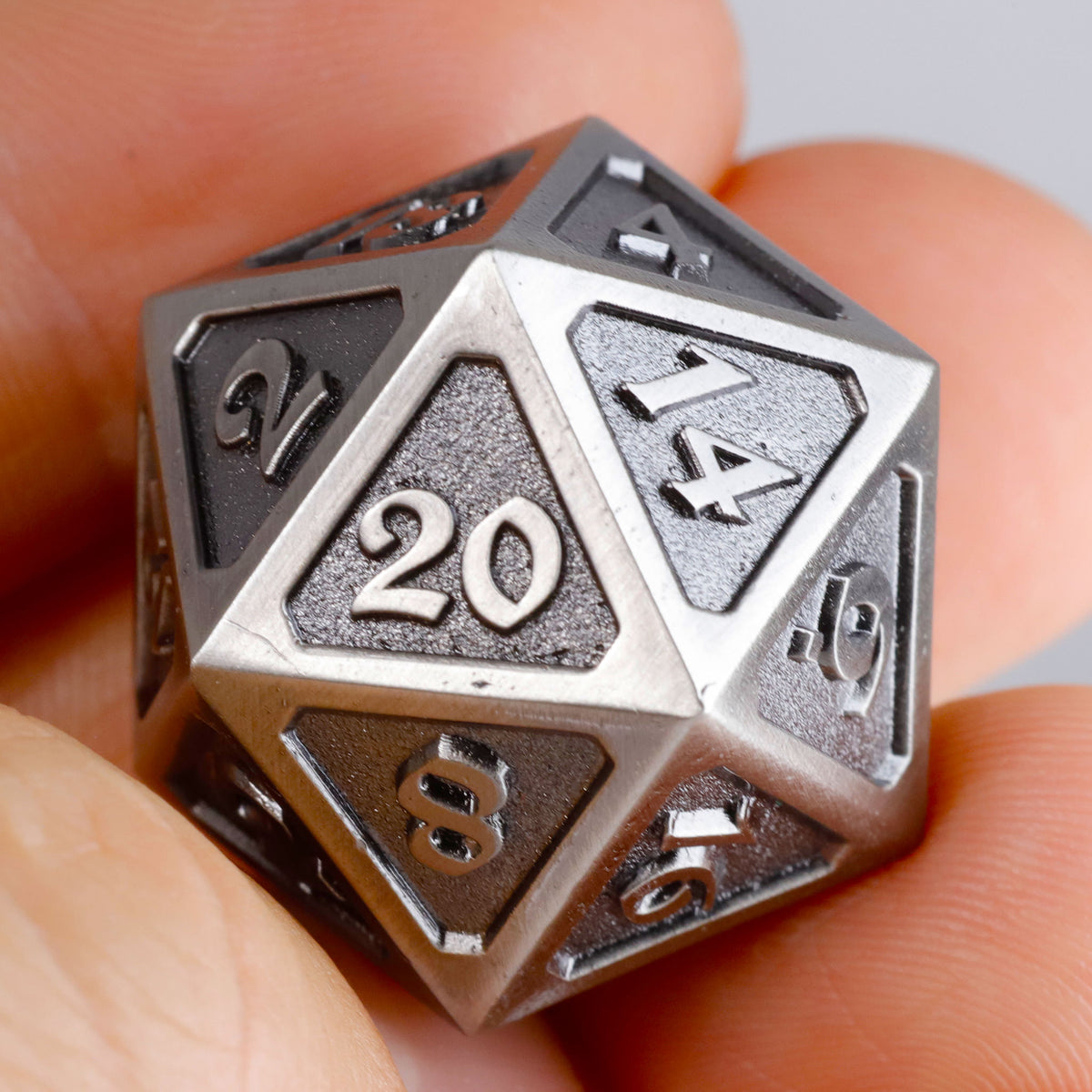 Dire d20 – Mythica Battleworn Silver